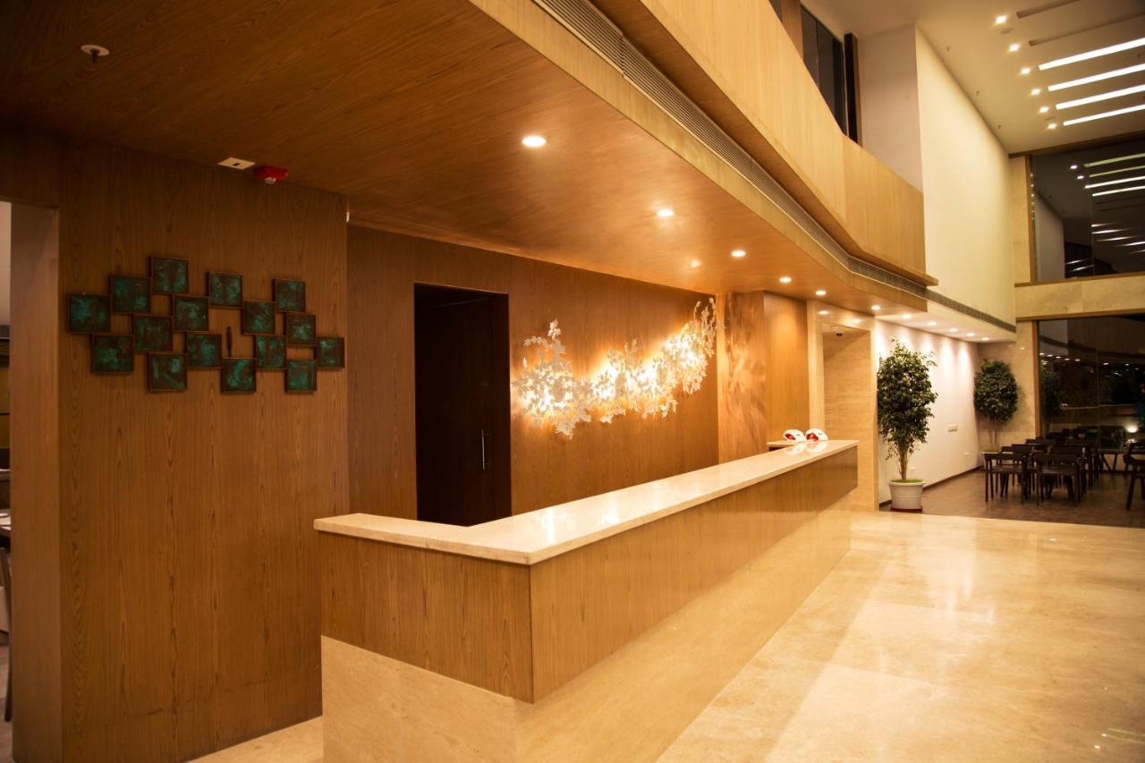 V 7 Hotel Chennai Esterno foto