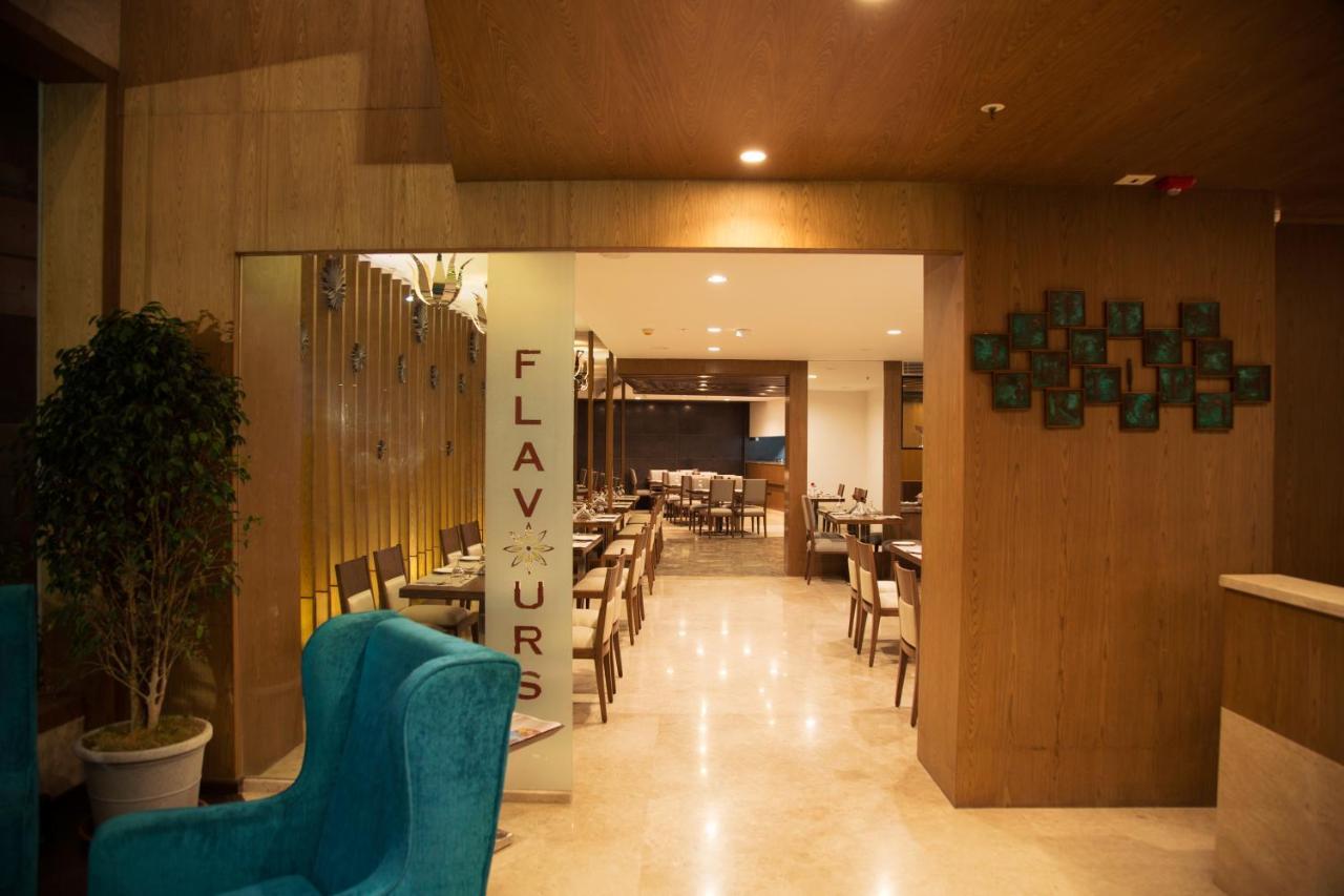 V 7 Hotel Chennai Esterno foto