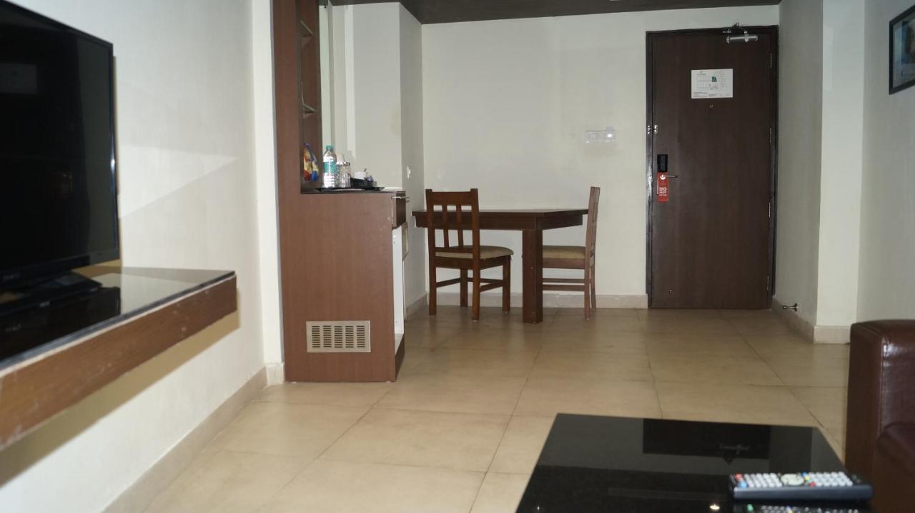 V 7 Hotel Chennai Esterno foto