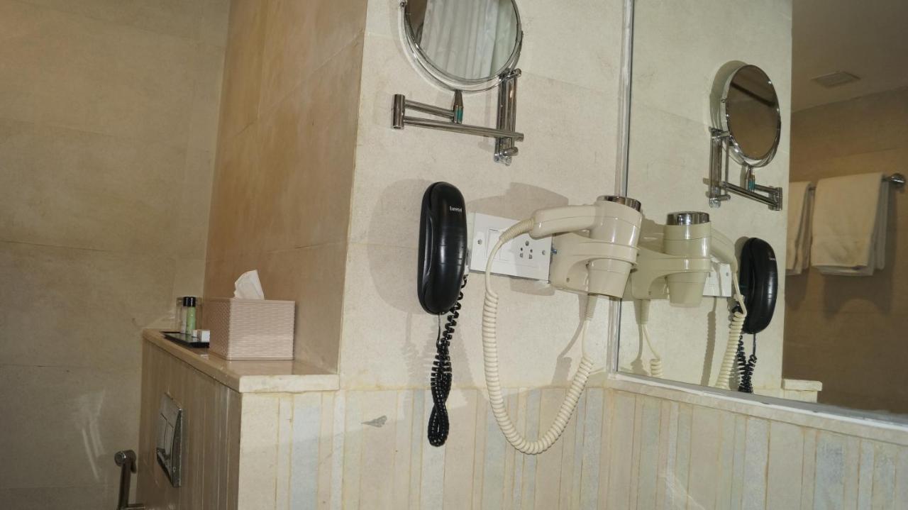 V 7 Hotel Chennai Esterno foto